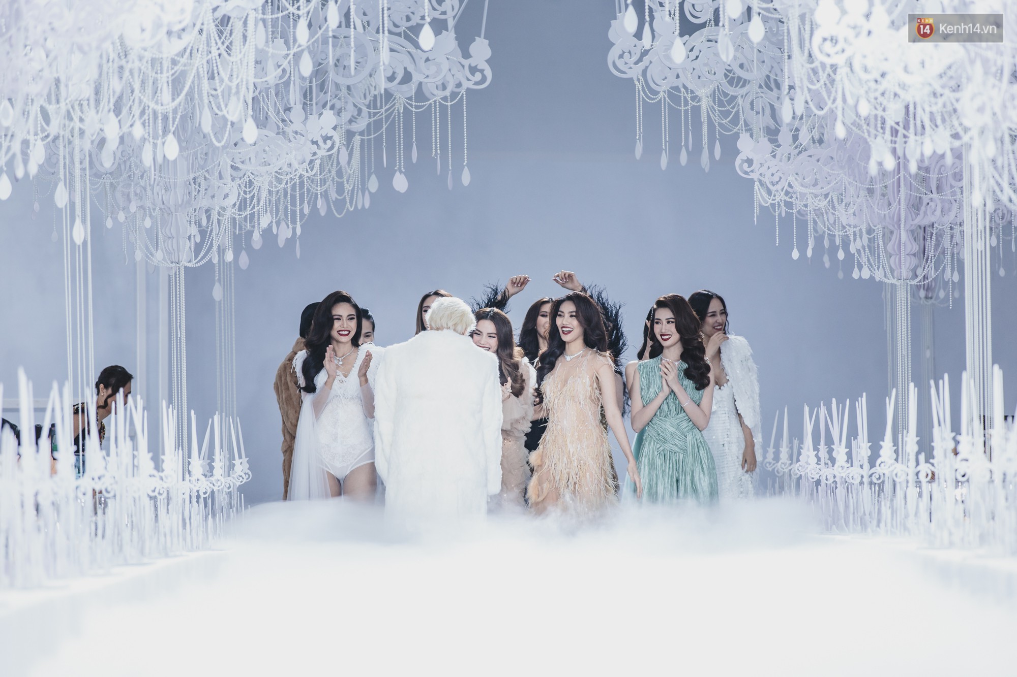 Lý Quí Khánh mang cả đoàn Bông hậu lên sàn diễn, nhưng nổi nhất vẫn là Hà Hồ và Mai Phương Thúy