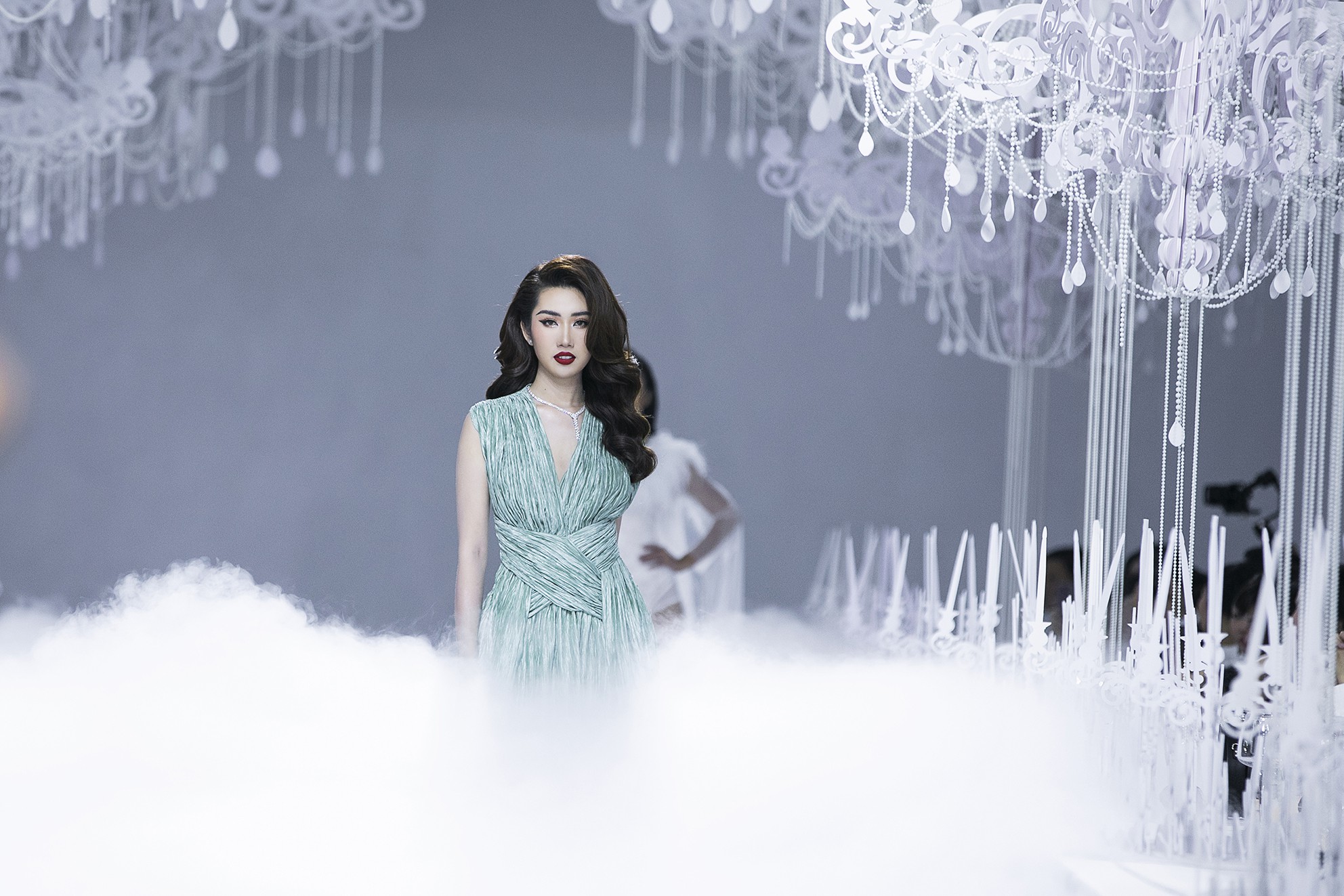 Lý Quí Khánh mang cả đoàn Bông hậu lên sàn diễn, nhưng nổi nhất vẫn là Hà Hồ và Mai Phương Thúy