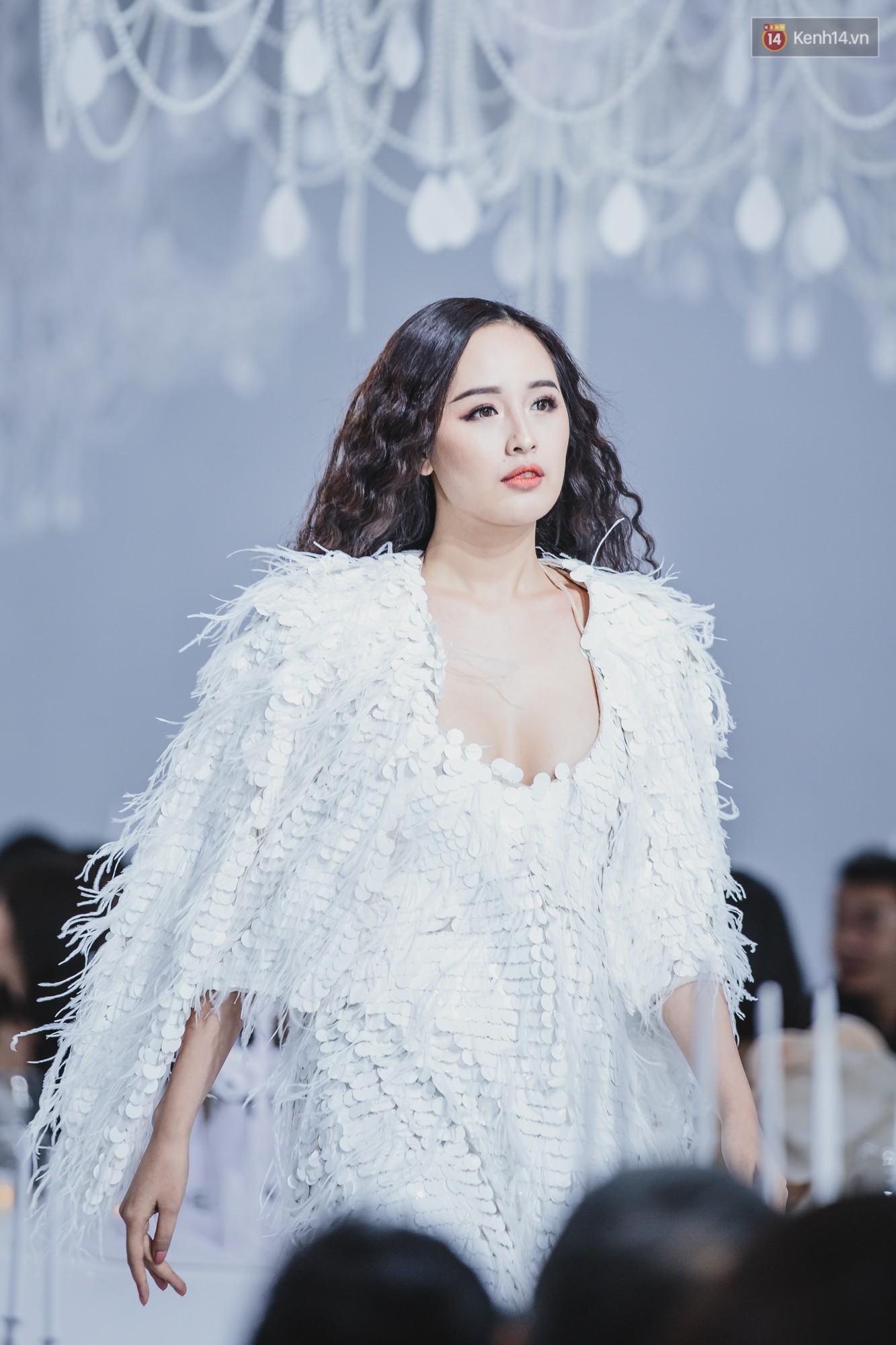 Lý Quí Khánh mang cả đoàn Bông hậu lên sàn diễn, nhưng nổi nhất vẫn là Hà Hồ và Mai Phương Thúy