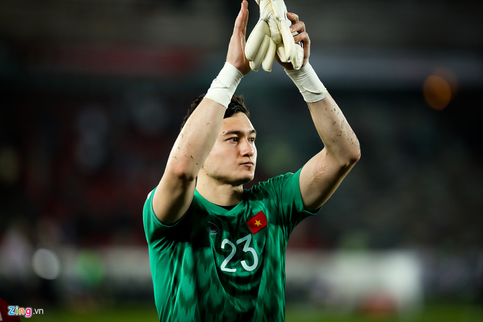 Quế Ngọc Hải gục xuống sau thất bại phút 90 ở Asian Cup