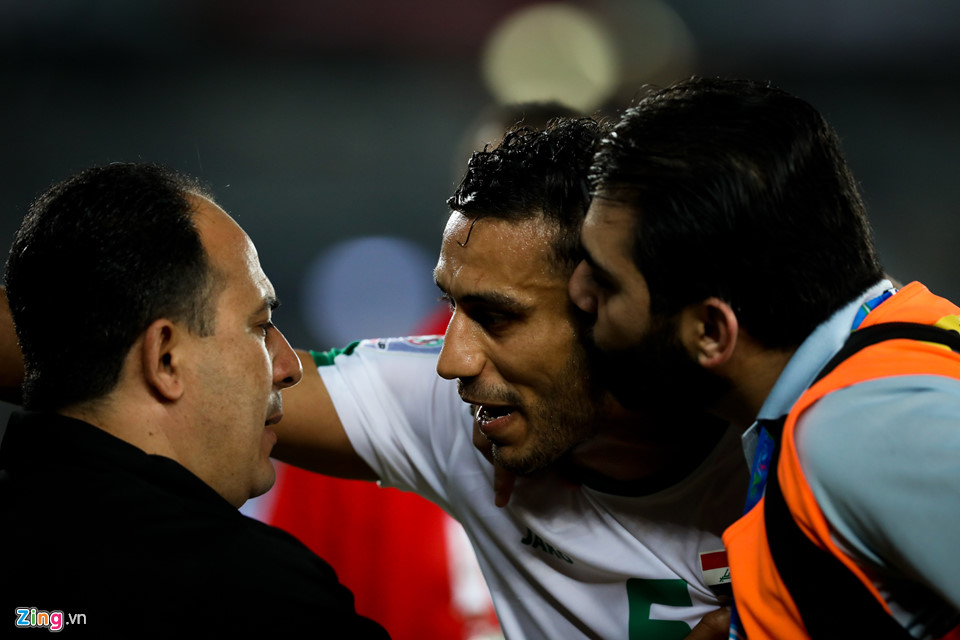 Quế Ngọc Hải gục xuống sau thất bại phút 90 ở Asian Cup