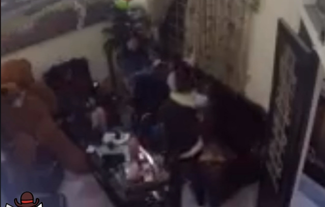 Nam thanh niên mang dao đến... tỏ tình, uy hiếp cô gái: Bây giờ mày có yêu tao không?