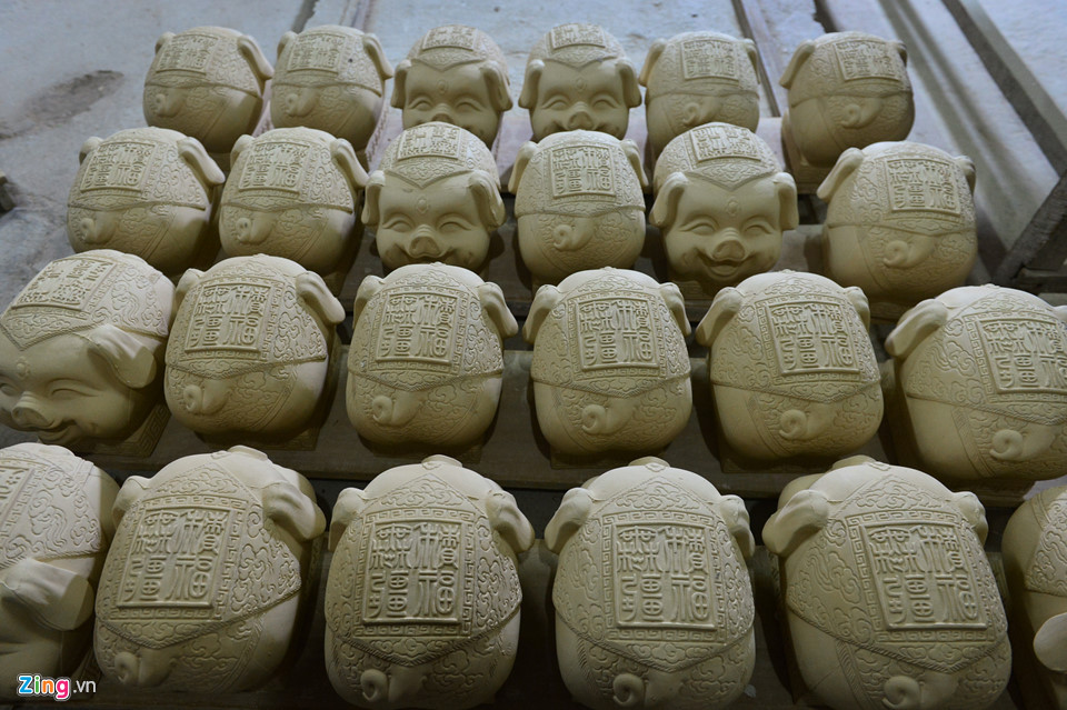 Lợn đất dát vàng giá hàng chục triệu cho nhà giàu chơi Tết