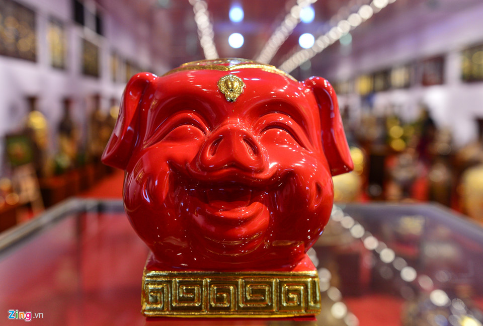 Lợn đất dát vàng giá hàng chục triệu cho nhà giàu chơi Tết