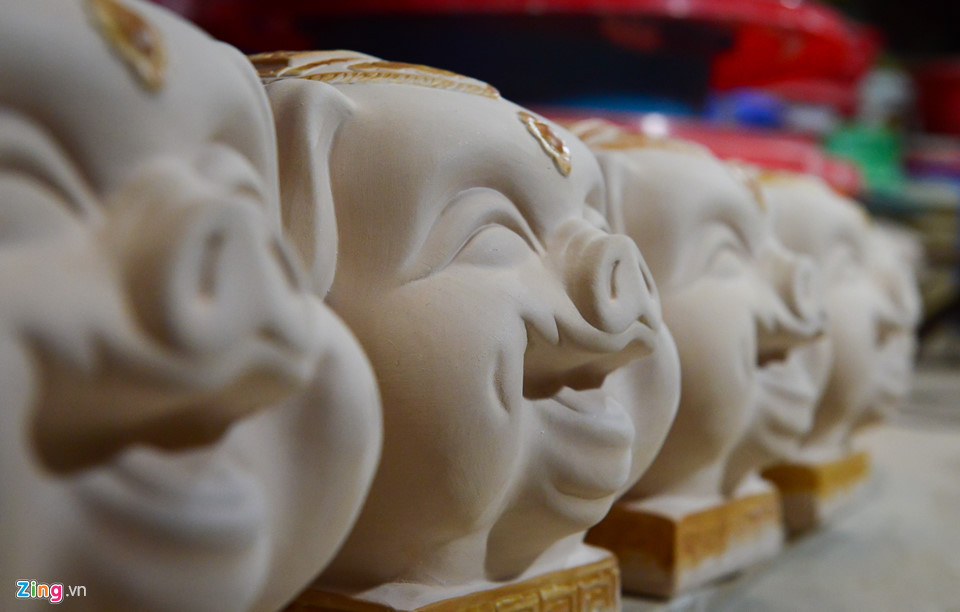 Lợn đất dát vàng giá hàng chục triệu cho nhà giàu chơi Tết