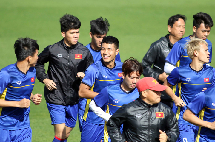 Cầu thủ Việt Nam tìm lại nụ cười sau trận thua Iraq