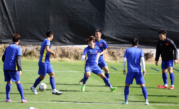 Cầu thủ Việt Nam tìm lại nụ cười sau trận thua Iraq