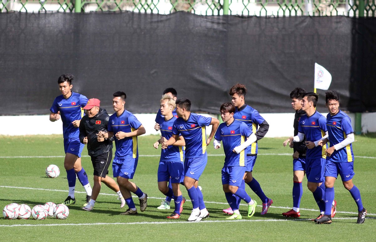 Cầu thủ Việt Nam tìm lại nụ cười sau trận thua Iraq