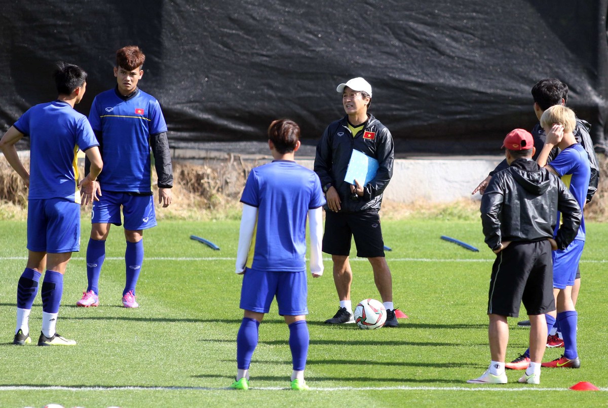 Cầu thủ Việt Nam tìm lại nụ cười sau trận thua Iraq