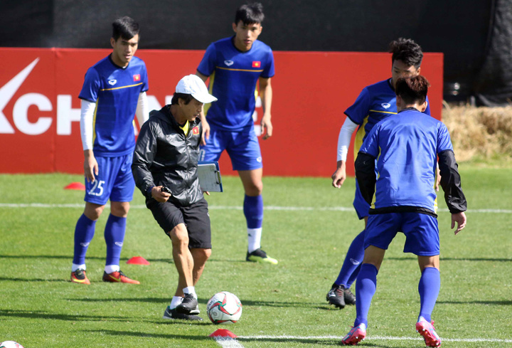 Cầu thủ Việt Nam tìm lại nụ cười sau trận thua Iraq