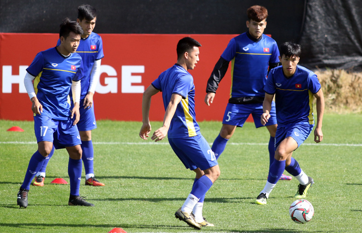 Cầu thủ Việt Nam tìm lại nụ cười sau trận thua Iraq