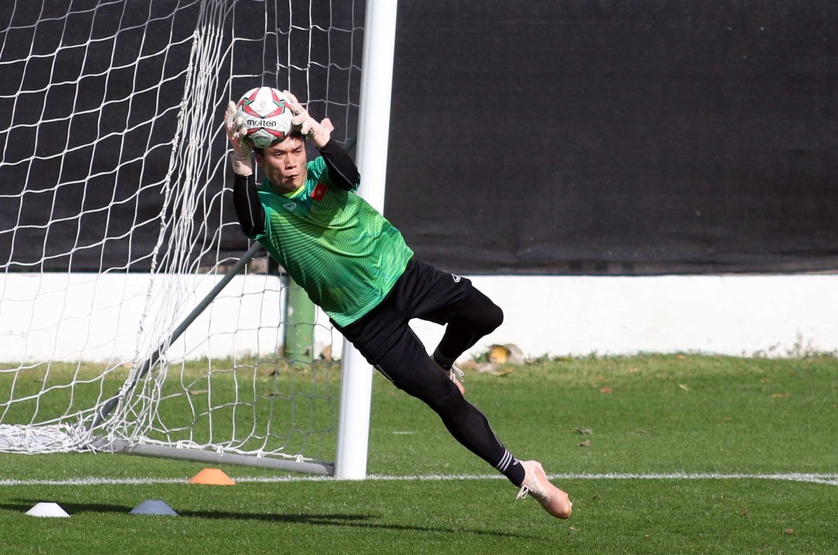 Cầu thủ Việt Nam tìm lại nụ cười sau trận thua Iraq