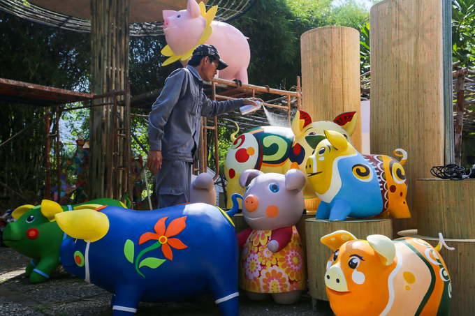 Mô hình đàn heo sắp ra đường hoa Nguyễn Huệ