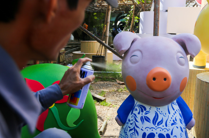 Mô hình đàn heo sắp ra đường hoa Nguyễn Huệ