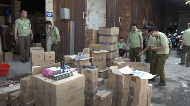 TP. HCM: Phát hiện hàng trăm ngàn chai nước hoa nghi giả thương hiệu Chanel, Gucci được nhập từ Trung Quốc