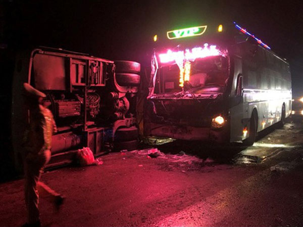 Đâm vào xe vừa lật, 14 người trên xe khách thương vong