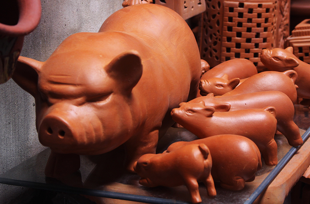 Heo gỗ, ỉn mạ vàng cháy hàng trước Tết Kỷ Hợi