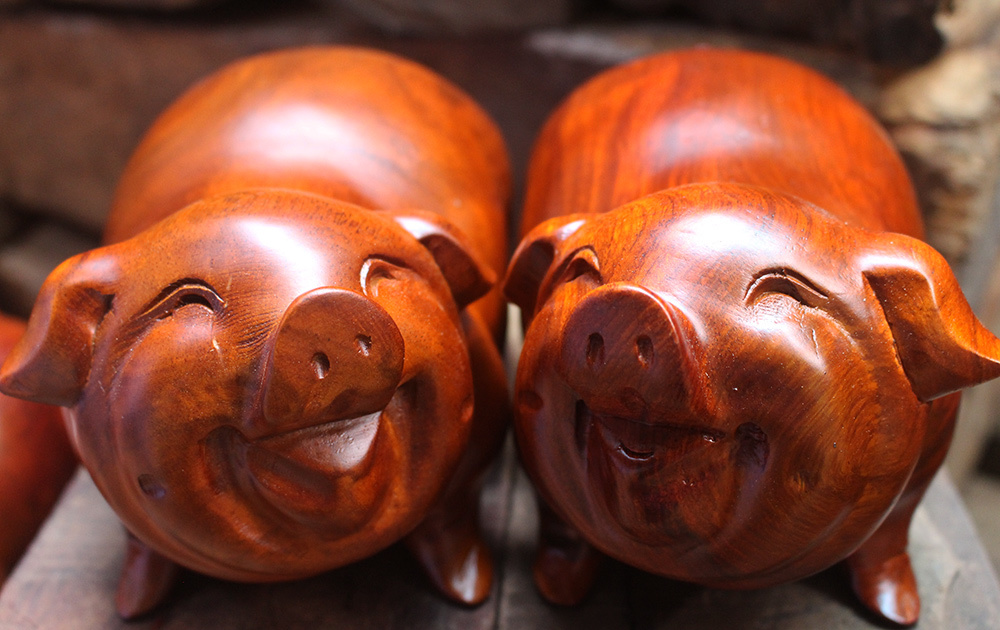 Heo gỗ, ỉn mạ vàng cháy hàng trước Tết Kỷ Hợi