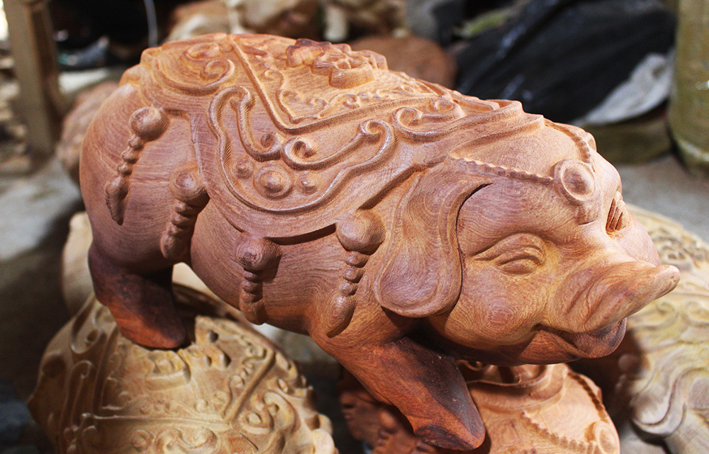 Heo gỗ, ỉn mạ vàng cháy hàng trước Tết Kỷ Hợi