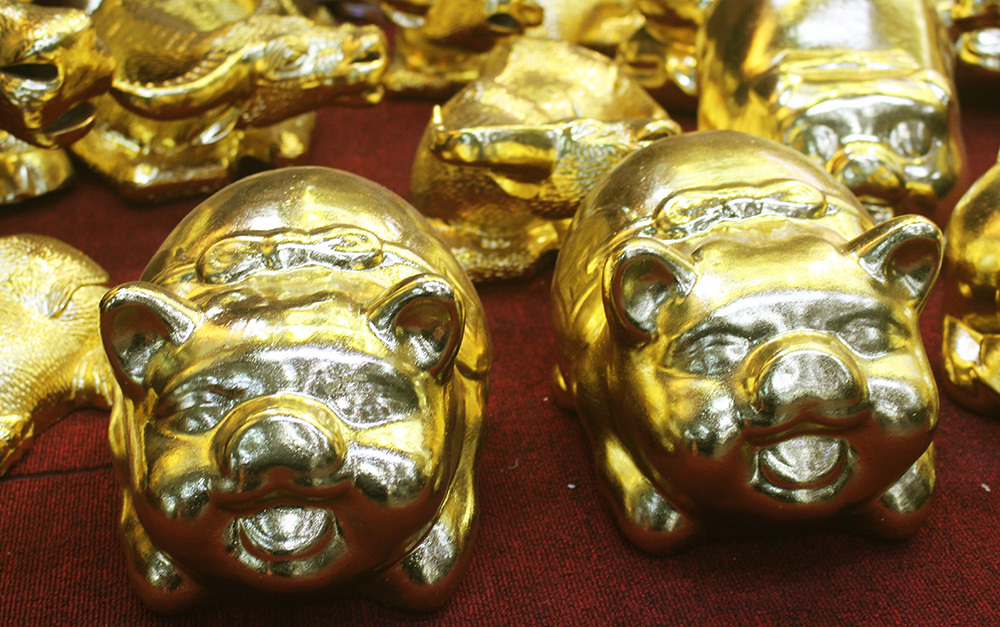 Heo gỗ, ỉn mạ vàng cháy hàng trước Tết Kỷ Hợi