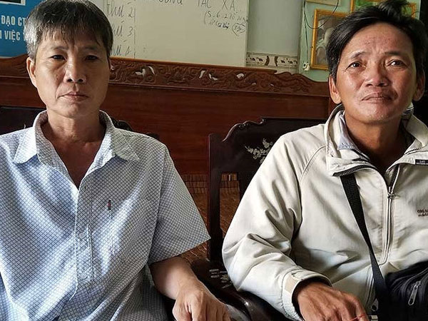 Anh ve chai tranh chấp tờ độc đắc với chị công nhân