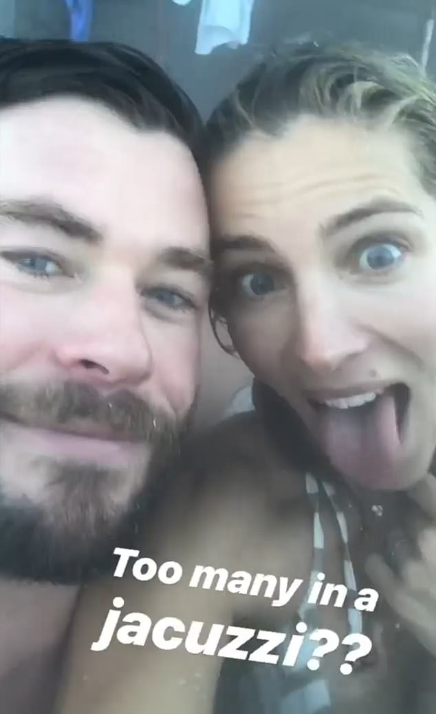 Khoảnh khắc bình dị mà siêu đáng yêu: Thor khoe body thần thánh, đạp xe cùng vợ và bầy con xinh