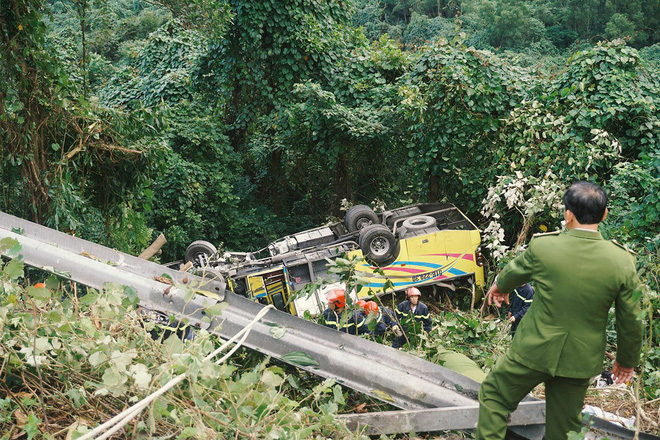 Người cứu 10 nạn nhân vụ xe khách lao xuống đèo Hải Vân: Nhiều em mắc kẹt trong xe gào khóc, kêu cứu thất thanh