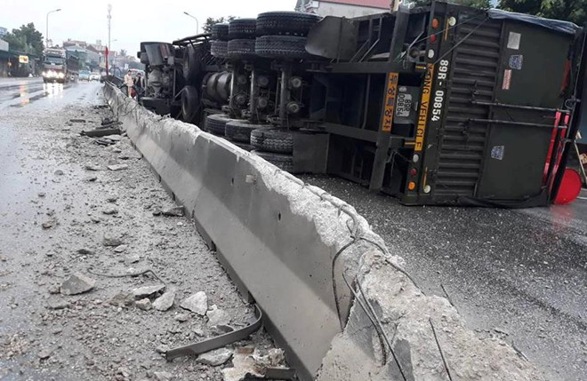 Tài xế ngủ gật, xe đầu kéo cày nát 20 m dải phân cách trên quốc lộ 1