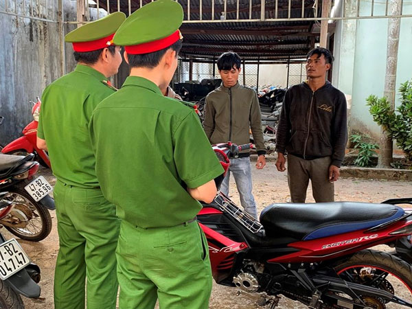 Cặp bạn tù rủ nhau đi cướp giật