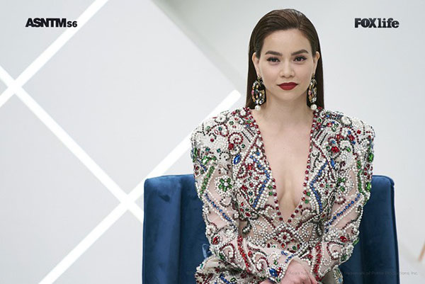 Bà hoàng Hermes Jamie Chua diện đầm đính ngọc của NTK Lý Quí Khánh, nhưng người được gọi tên nhiều nhất lại là Hà Hồ