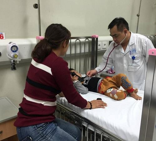 Tưởng thuốc tâm thần là kẹo, 3 trẻ nhỏ phải đi cấp cứu vì ngộ độc