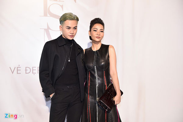 Dàn người đẹp Việt chọn trang phục cầu kỳ tới dự show thời trang