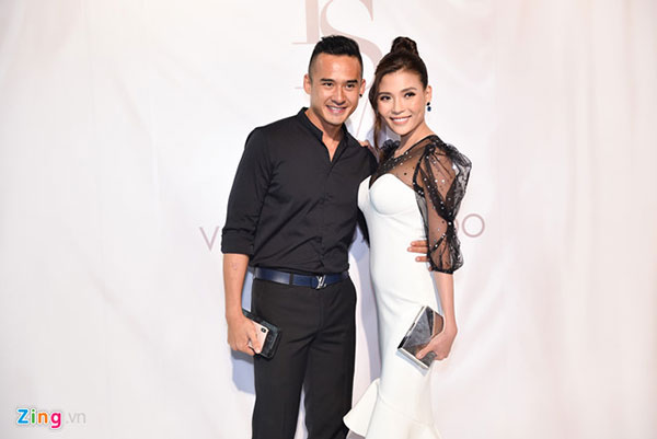 Dàn người đẹp Việt chọn trang phục cầu kỳ tới dự show thời trang