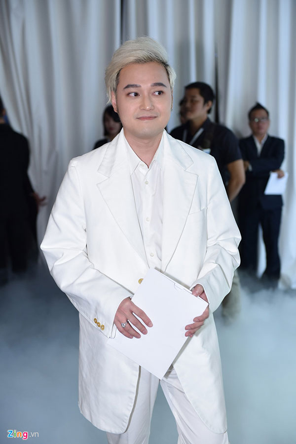 Dàn người đẹp Việt chọn trang phục cầu kỳ tới dự show thời trang