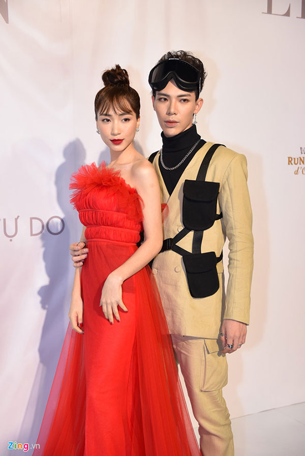 Dàn người đẹp Việt chọn trang phục cầu kỳ tới dự show thời trang