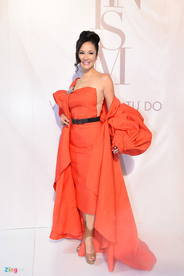 Dàn người đẹp Việt chọn trang phục cầu kỳ tới dự show thời trang