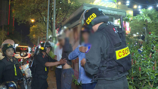 Tổ Công tác 363 tạm giữ hàng loạt anh, chị hoạt động tín dụng đen