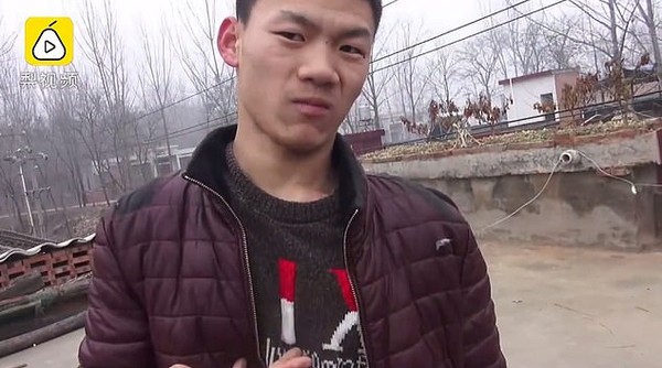 Chàng trai bị bại não vẫn cố gắng livestream nâng gạch bằng răng để kiếm sống nuôi gia đình