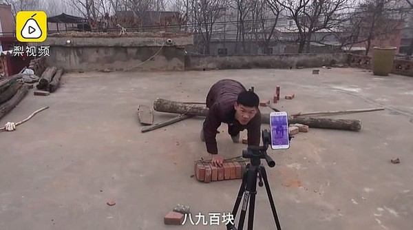 Chàng trai bị bại não vẫn cố gắng livestream nâng gạch bằng răng để kiếm sống nuôi gia đình