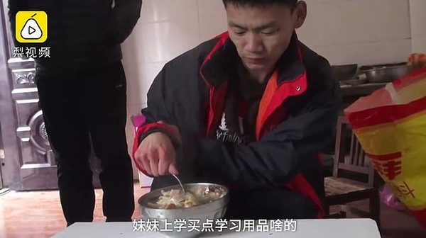 Chàng trai bị bại não vẫn cố gắng livestream nâng gạch bằng răng để kiếm sống nuôi gia đình