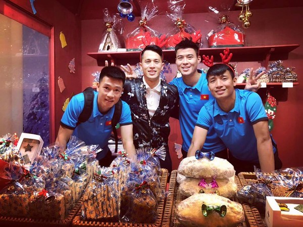 Đình Trọng đi Hàn Quốc chữa chấn thương