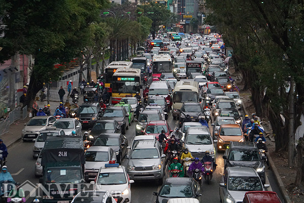 Video ảnh: Hà Nội ách tắc triền miên vì đường thi công ồ ạt cận Tết