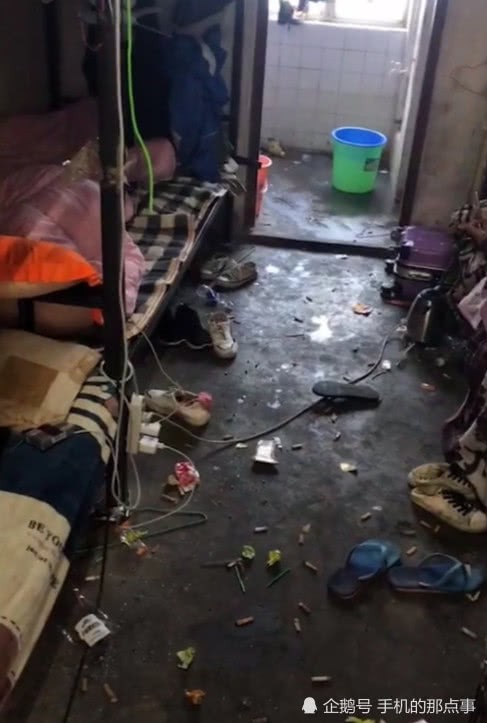 Đẹp trai nhưng ở bẩn khiến phòng bốc mùi thối cả ký túc xá, nam sinh bị cả trường xa lánh