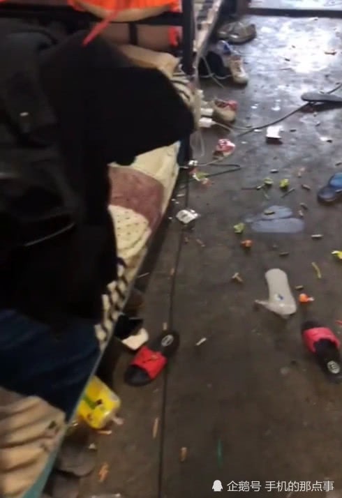 Đẹp trai nhưng ở bẩn khiến phòng bốc mùi thối cả ký túc xá, nam sinh bị cả trường xa lánh