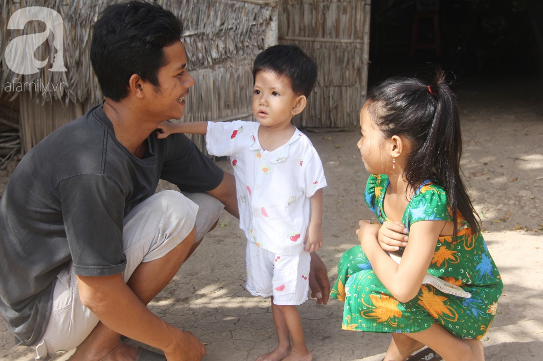 Lời khẩn cầu của người mẹ ôm con gái 2 tuổi bị hở van tim, chỉ nặng 6 ký mà không có tiền chạy chữa