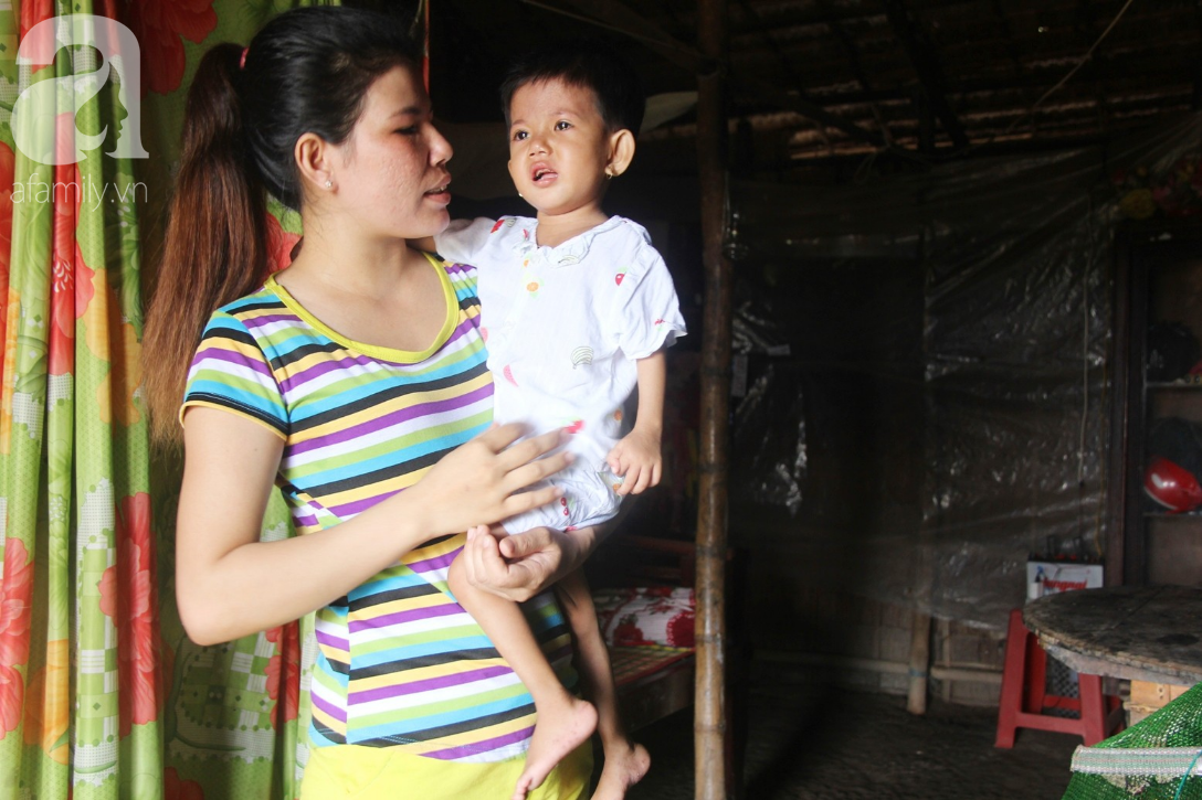 Lời khẩn cầu của người mẹ ôm con gái 2 tuổi bị hở van tim, chỉ nặng 6 ký mà không có tiền chạy chữa