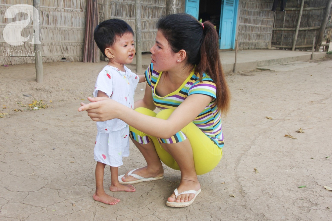 Lời khẩn cầu của người mẹ ôm con gái 2 tuổi bị hở van tim, chỉ nặng 6 ký mà không có tiền chạy chữa