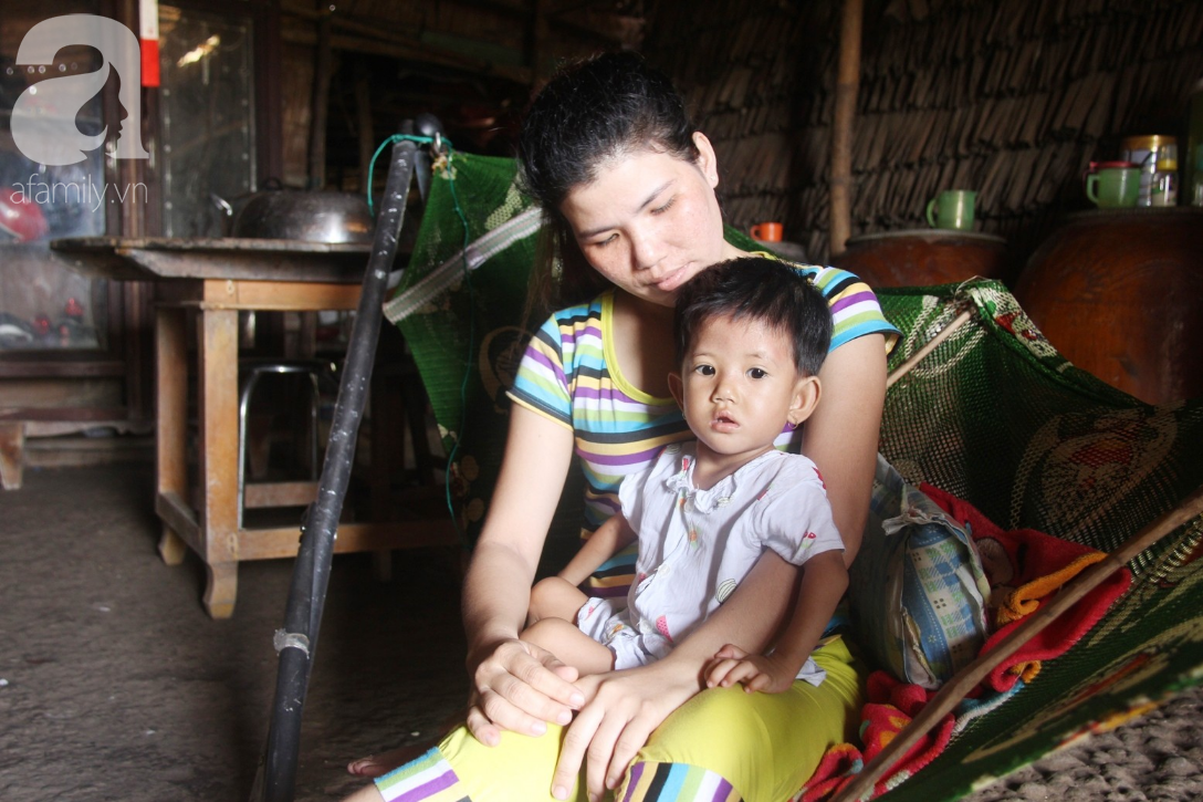 Lời khẩn cầu của người mẹ ôm con gái 2 tuổi bị hở van tim, chỉ nặng 6 ký mà không có tiền chạy chữa