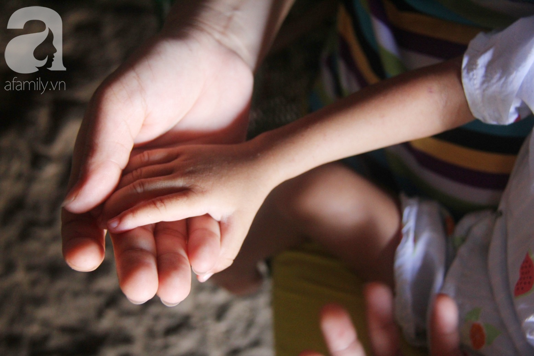 Lời khẩn cầu của người mẹ ôm con gái 2 tuổi bị hở van tim, chỉ nặng 6 ký mà không có tiền chạy chữa