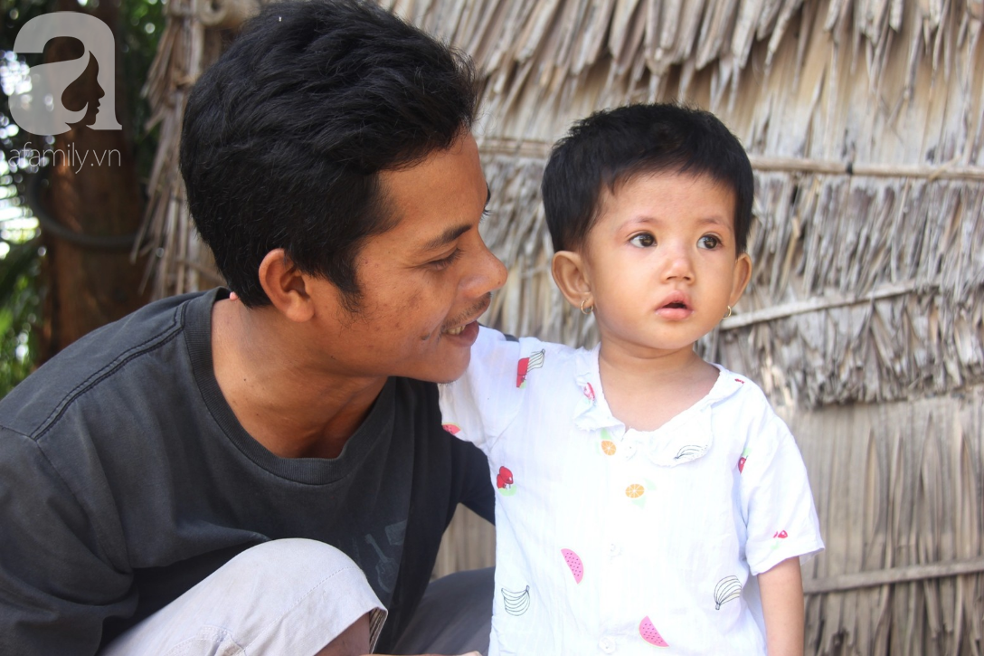 Lời khẩn cầu của người mẹ ôm con gái 2 tuổi bị hở van tim, chỉ nặng 6 ký mà không có tiền chạy chữa